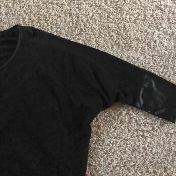 All black asymmetrical hem top - Picture 5 of 6